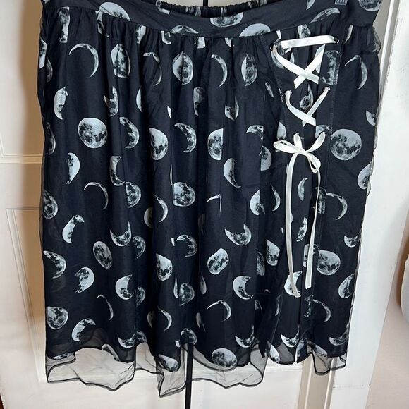 Hot Topic Moon Phases lace up skirt black Plus Size 2 New - Picture 1 of 7
